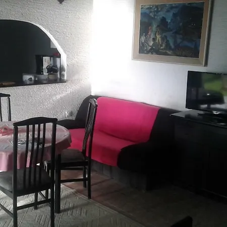Desa Apartment *